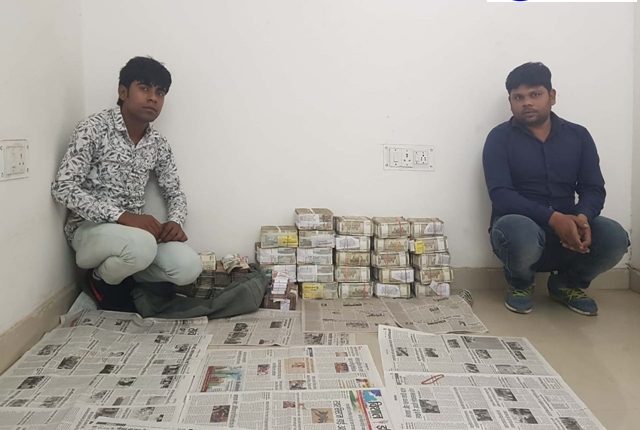नोएडा में चैकिंग के दौरान 1 करोड़ 37 लाख रुपए कैश वैन से हुए बरामद, पुलिस जांच में जुटी