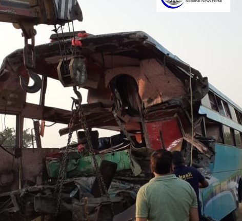 ग्रेटर नोएडा के थाना रबूपुरा क्षेत्र में यमुना एक्सप्रेसवे पर शुक्रवार सुबह करीब 5 बजे भीषण सड़क हादसा हो गया। हादसे में आठ लोगों की मौत हो गई जबकि 20 लोग घायल बताए जा रहे हैं। घायलों में 12 लोगों की हालत चिंताजनक बनी हुई है। जानकारी के मुताबिक, यमुना एक्सप्रेसवे पर डबल डेकर बस की ट्रक से टक्कर हो गई। टक्कर इतनी भीषण थी कि बस के परखच्चे उड़ गए। यमुना एक्सप्रेस वे पर थाना रबूपुरा क्षेत्र अंतर्गत आगरा से नोएडा आ रही एक प्राइवेट डबल डेकर बस ने एक ट्रक में पीछे से टक्कर मार दी । जेवर थाना प्रभारी निरीक्षक ने बताया कि यमुना एक्सप्रेसवे पर डबल डेकर बस की ट्रक से भयंकर टक्कर हुई है जिसमे 8 लोगों की मौके पर मौत हो गई है। मरने वालों में एक महिला और एक बच्चा शामिल, 2 दर्जन से ज्यादा यात्री घायल हैं। नजदीक के अस्पताल में घायलों को भर्ती कराया है। रेस्क्यू करके रबूपुरा पुलिस और राहगीरों की मदद से यात्रियों को निकाला जा रहा है। मुख्यमंत्री योगी आदित्यनाथ ने ट्वीट कर ग्रेटर नोएडा में बस दुर्घटना में आठ लोगों की मौत पर शोक जताया है और प्रशासन को मृतकों के परिवारों और घायलों को समुचित राहत पहुँचाने के निर्देश दिए हैं। योगी ने ट्वीट किया, 'आज ग्रेटर नोएडा में बस दुर्घटना में आठ लोगों के निधन से मुझे बहुत दुःख पहुंचा है, ईश्वर से दिवंगत आत्मा की शांति एवं परिजनों को संबल देने की प्रार्थना करता हूं। दुर्घटना में घायल यात्रियों के शीघ्र स्वास्थ्य लाभ की भी कामना करता हूं।