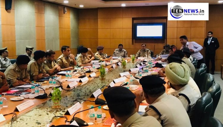 उत्तर प्रदेश के डीजीपी ओ पी सिंह ने एक्सपो मार्ट में चुनावों को लेकर अधिकारियों के साथ की बैठक