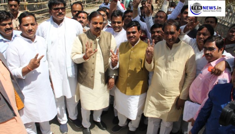 गौतबुद्धनगर लोकसभा सीट के लिए डॉ महेश शर्मा ने भरा नामांकन पत्र, गठबंधन को बीजेपी के सामने बताया बौना