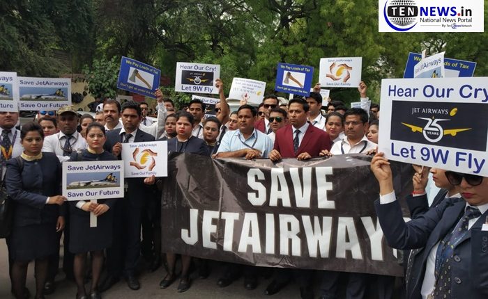 #JetAirwaysCrisis: Jet Airways Employees Stage Massive Protest in Delhi over Pay Delay!