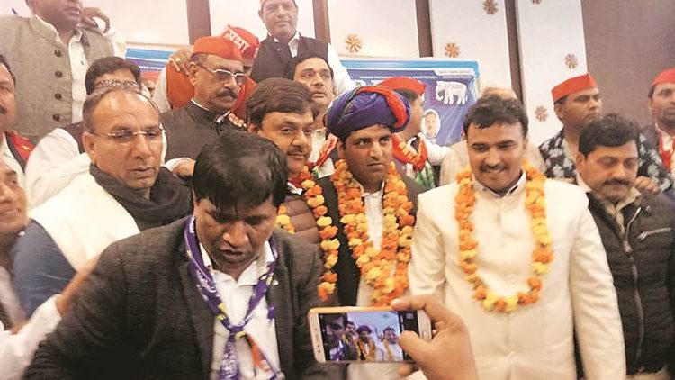 बसपा प्रत्याशी के खिलाफ आचार संहिता का उल्लंघन करने पर रिपोर्ट दर्ज