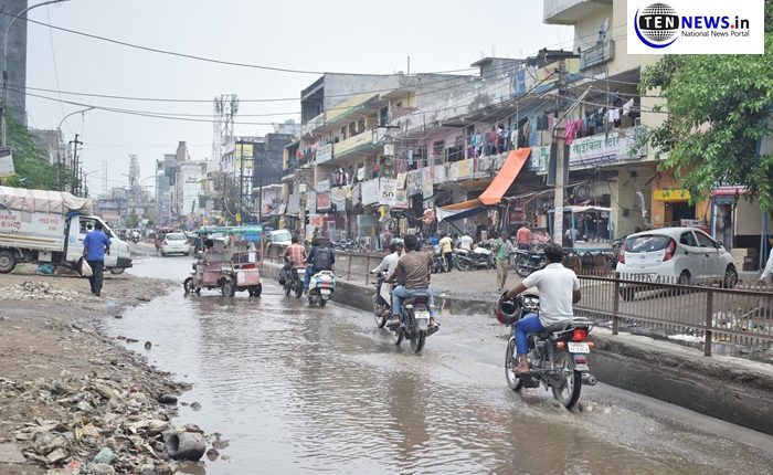 मामूली बारिश ने खोली हाईटेक शहर नोएडा की पोल, भंगेल में सड़कें दे रही निर्माण की दुहाई