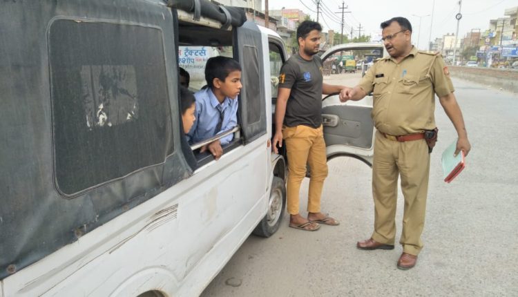 नोएडा : जनपद पुलिस ने चलाया ऑपरेशन क्लीन , कमी पाए जाने पर 400 स्कूली बसों पर ठोका जुर्माना