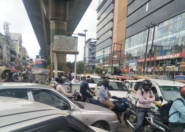 नोएडा : अट्टा मार्किट में जाम की स्थिति बरकार , पुलिस प्रशासन पर लगा सौतेलेपन का आरोप