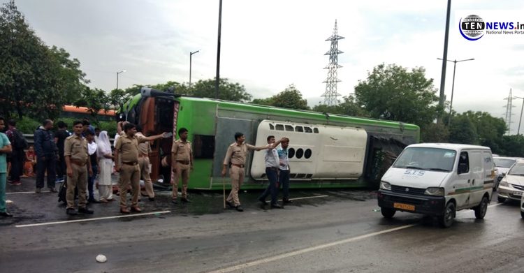 नोएडा-ग्रेटर नोएडा एक्सप्रेसवे पर अनियंत्रित होकर पलटी बस , 12 घायल , लगा जाम