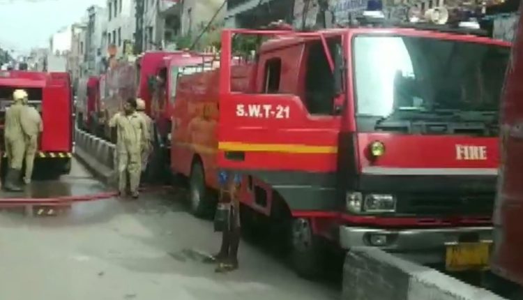 दिल्ली: गांधी नगर मार्केट में लगी भीषण आग, लाखों का माल जलकर हुआ खाक