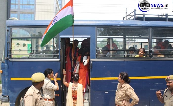 ग्रेटर नोएडा प्राधिकरण के बाहर शाहबेरी के फ्लैट खरीददारों का हंगामा, पुलिस ने किया लाठीचार्ज