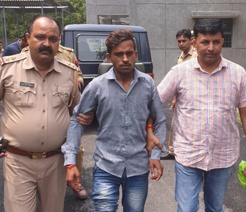 स्कूटी लूट कर भाग रहे बदमाश को पुलिस ने मुठभेड़ में किया गिरफ्तार