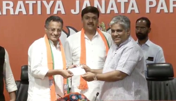 Samajwadi Party leaders, Surendra Singh Nagar and Sanjay Seth joins BJP
