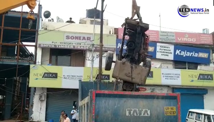 नोएडा प्राधिकरण की अतिक्रमण हटाने की कार्रवाई जारी, गेझा में तोड़ा गया मैरिज हॉल