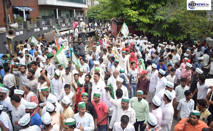Farmers from 81 villages stage protest at Noida Authority with cattles & tractor trollies