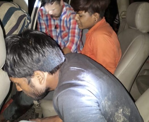 कैब लुटेरे बदमाशो और पुलिस के बीच हुई मुठभेड़ दो घायल एक फरार