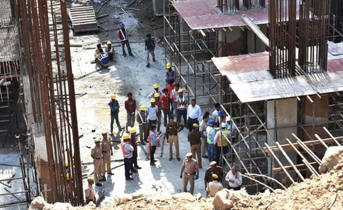 दिल्ली : नरेला में निर्माणधीन भवन की 13 वीं मंजिल से लिफ्ट गिरने के कारण 12 मजदूर घायल