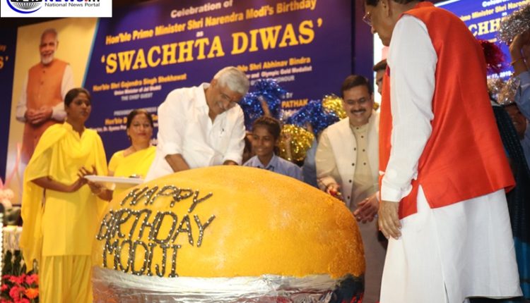 Dehliites cut 560kg laddoo to celebrate Narendra Modi's B'Day