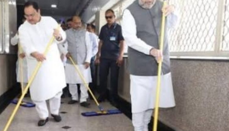 Delhi: Service Week being celebrated by Home Minister Amit Shah|Sweeped floor of AIIMS!