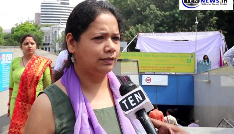 Delhi CM flagged of 70 mobile vans to sell onions at Rs 24 per kg
