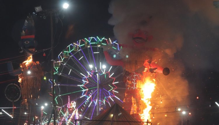 Noida-Ravan-dahan-mei-hazaro-logo-ki-bheed
