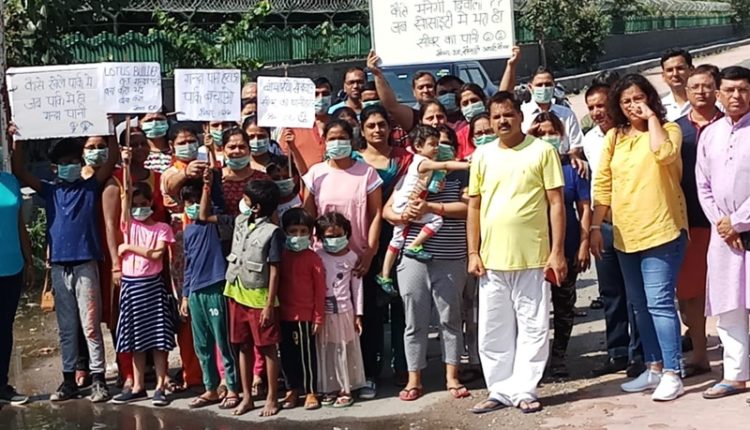 Noida-sector-100-niwasiyo-pradarshan-sewer-pani-vijaydashmi