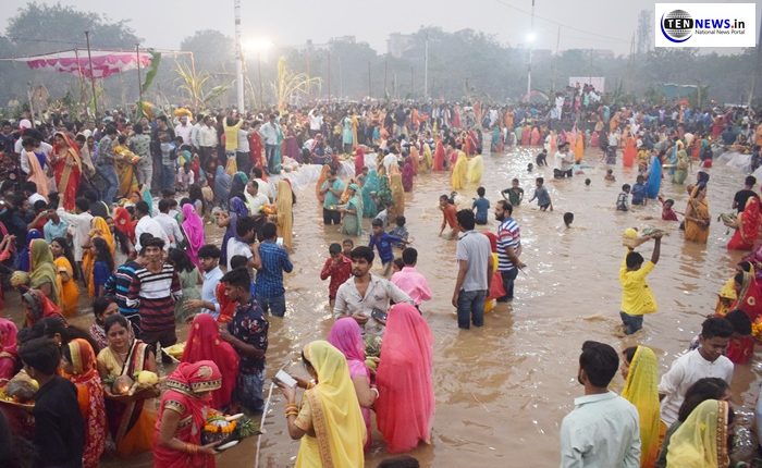 छठ पूजा 2019 : कांचहि बांस के बहंगिया..., नोएडा के श्रद्धालुओं ने दिया अस्ताचलगामी सूर्य को अर्घ्य