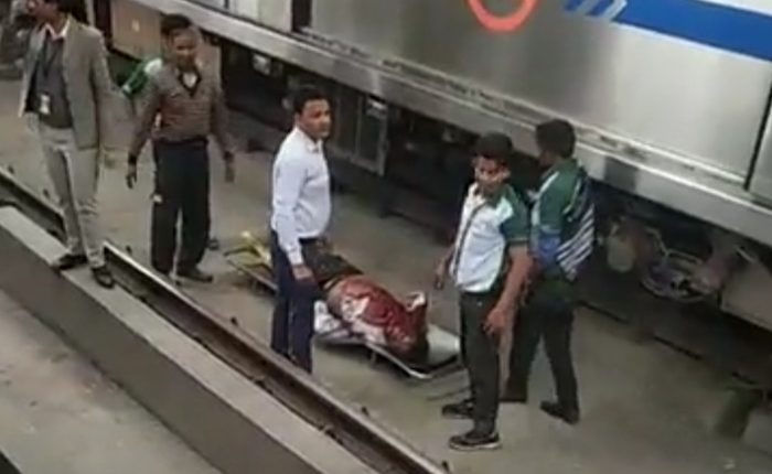 नोएडा के गोल्फ कोर्स स्टेशन पर युवक ने मेट्रो के आगे कूदकर दी जान, देखें वीडियो