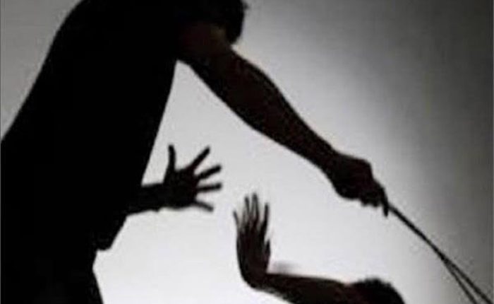 रॉड से हमला कर युवक से चैन व 50 हजार रूपये छीने, पुलिस ने 2 लोग किए गिरफ्तार