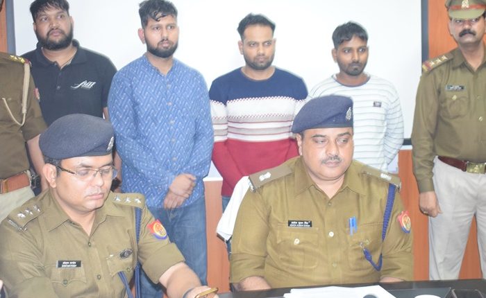 ब्रांडेड कंपनी के स्टीकर लगाकर नकली एलईडी बेचने वालों को पुलिस ने किया गिरफ्तार 