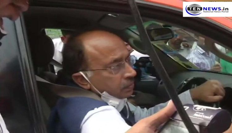 Former BJP Delhi President Vijay Goel violates odd-even rule, issued a challan of ₹4000
