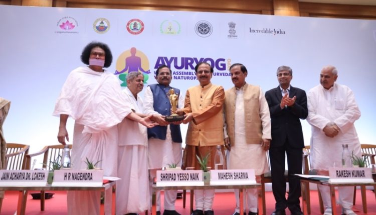 PHOTO – 4 MOMENTO IS BEING PRESENT TO THE CHIEF GUEST