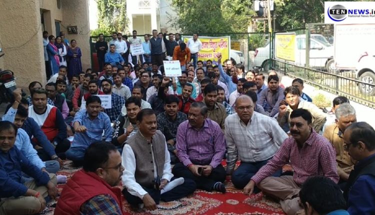 Boycott-by-workers-in-electricity-department-noida