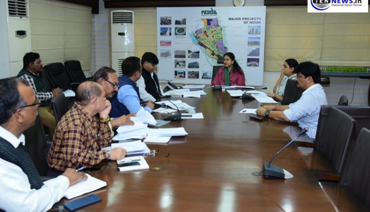 Noida-Authority-CEO-reviews-work-of-Horticulture-Department