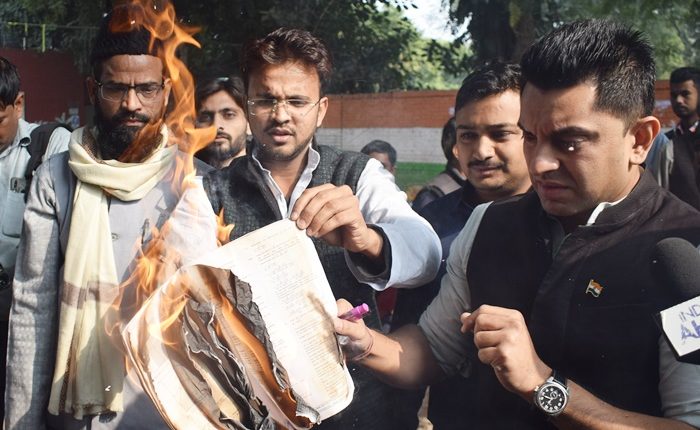 Big Boss Contestant Tehseen Poonawalla burns Citizenship Amendment Bill at Jantar Mantar