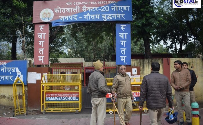 नोएडा : युवक की हत्या के विरोध में परिजनों समेत सैकड़ों लोगों ने शव रखकर थाने का किया घेराव 