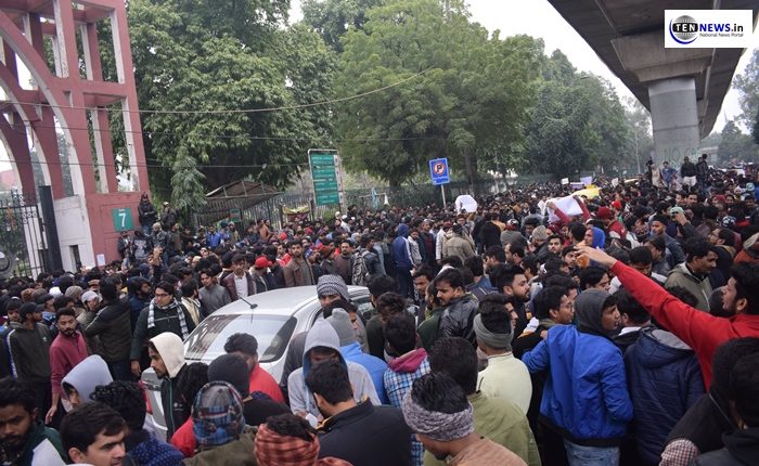 Journalist assaulted, metro gates closed as Jamia students protest against CAB & Delhi police crackdown