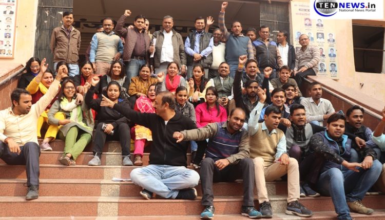 Employees-protest-in-UP-Commerce-Tax-department