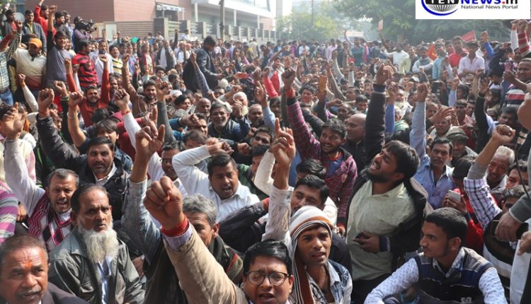 Hawkers-protest-against-noida-authority
