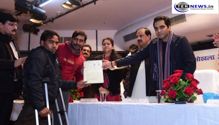 Noida Authority distributes certificates and identify cards for vending zones created for street vendors