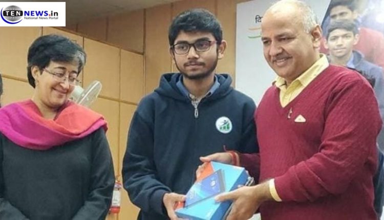 Delhi govt distributes tablets to eligible higher class students