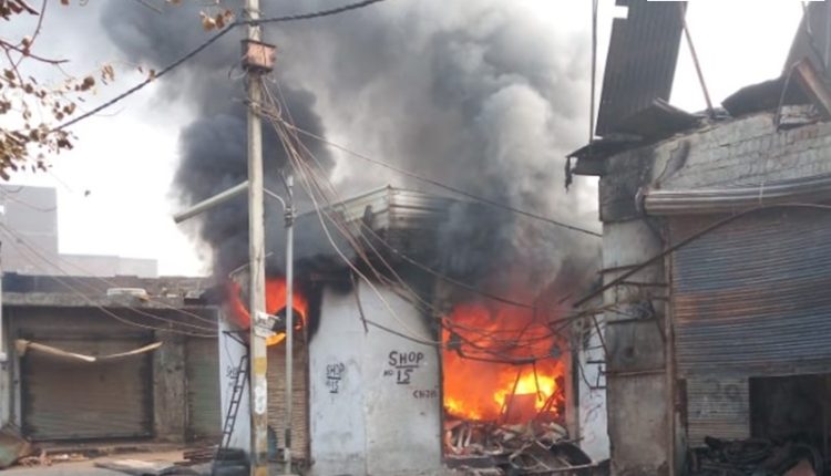 Tyre-market-burned-by-protesters-in-north-east-delhi