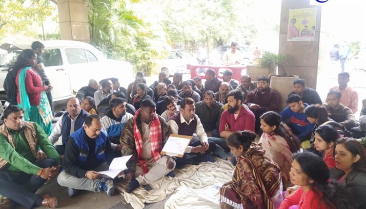 Congress-representatives-meet-workers-at-district-hospital