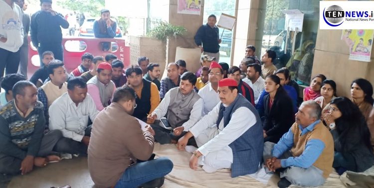 Samajwadi Party delegation meets contract workers sitting on dharna at Noida Sector 30