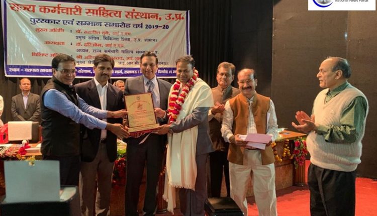 Bulandshahar-DM-conferred-with-amrutlal-nagar-award