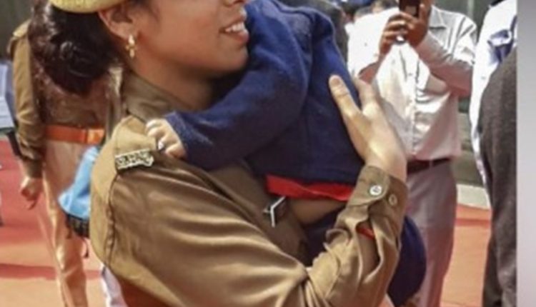 Lady-police-constable-performs-duty-in-yogi-adityanath-event-with-small-kid-in-lap