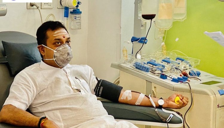Bjp-leader-sambit-patra-donates-plasma