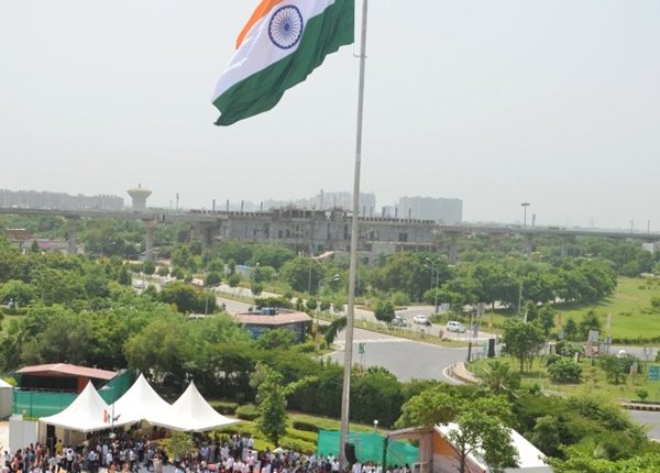 Birds-eye-view-of-Noida-Greater-Noidas-highest-Flag-hoisted-at-India-Expo-Mart (1)