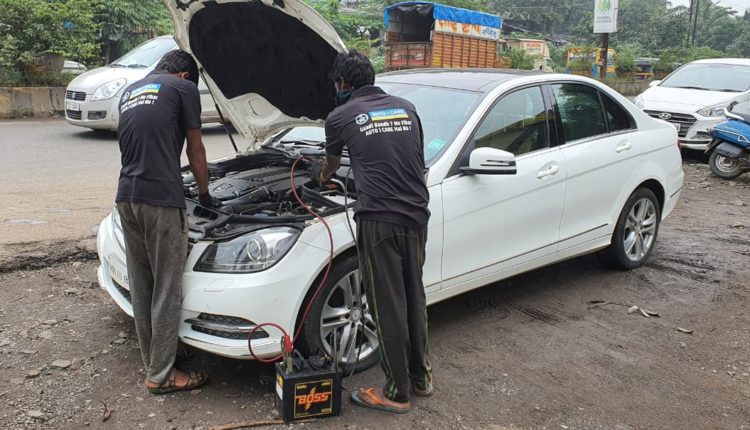 Team AUTO i CARE jump starting battery on highway