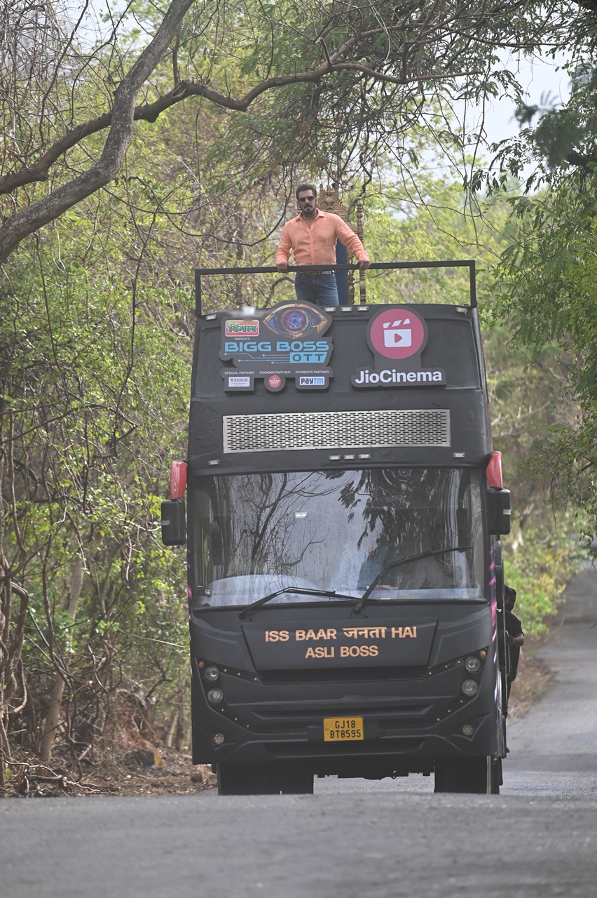 Salman Khan's Double Decker Bus Entry sets the Stage on Fire for ...