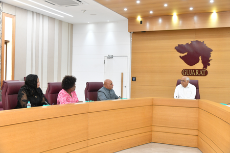 गुजरात के मुख्यमंत्री ने ज़िम्बाब्वे प्रतिनिधिमंडल से की मुलाकात, एमएसएमई साझेदारी पर चर्चा।